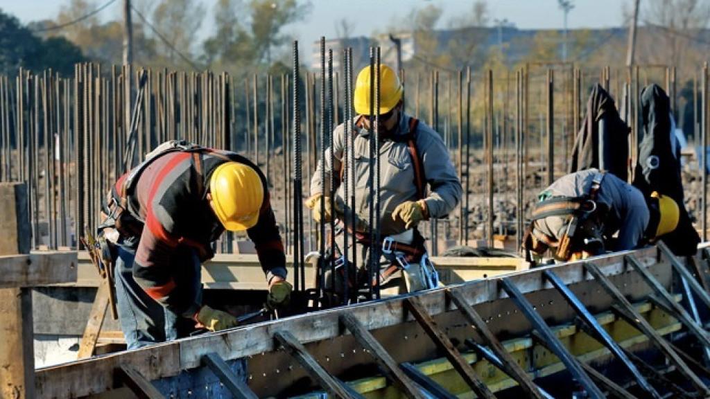 Un grupo de obreros en una construcción