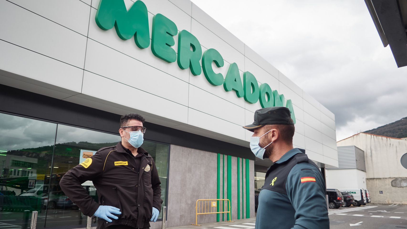 Mercadona entrega productos básicos de higiene al hospital de Ifema a través de la UME
