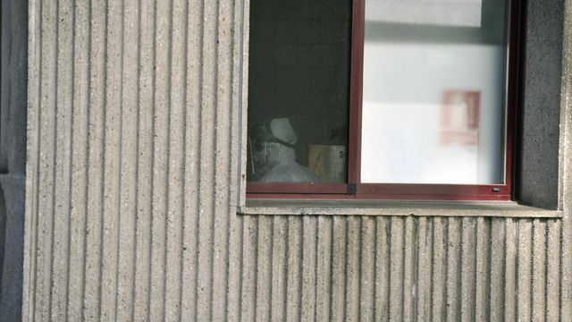 Un operario con traje de desinfeccion en la Residencia de ancianos San Carlos de Celanova en Ourense -foco principal de contagios del Covid-19 hasta ahora en la provincia gallega- en Celanova (Ourense, Galicia, España), a 24 de marzo de 2020.