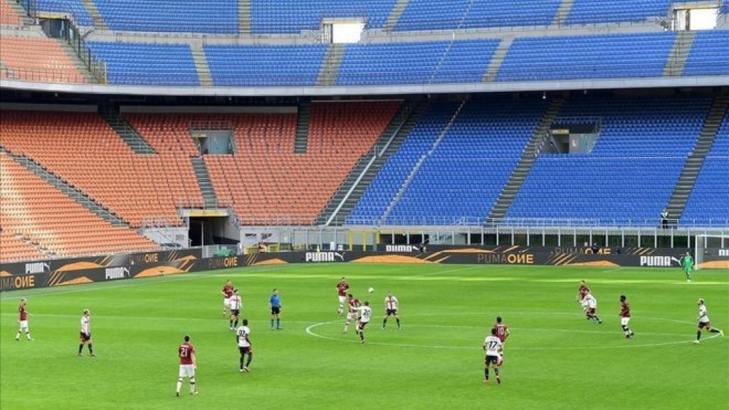 San Siro, vacío durante el Milan - Genoa de antes del parón por el coronavirus en la Serie A de Italia