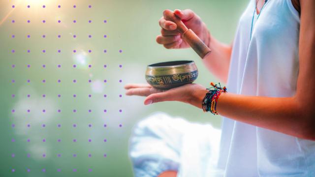 Una mujer practicando el 'sound healing'.