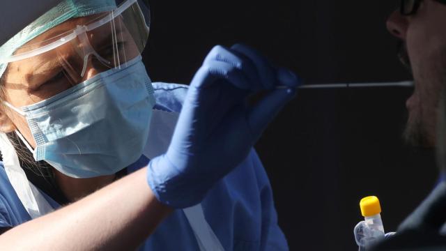 Un sanitario recoge una muestra para hacer un test del coronavirus.