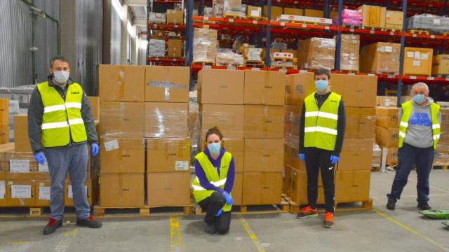 Voluntarios de Indra en la donación de 1.000 tabletas a Cruz Roja.