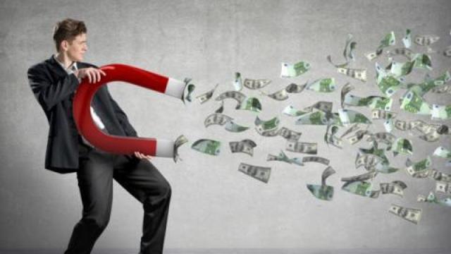 Imagen de archivo de un hombre atrayendo dinero.