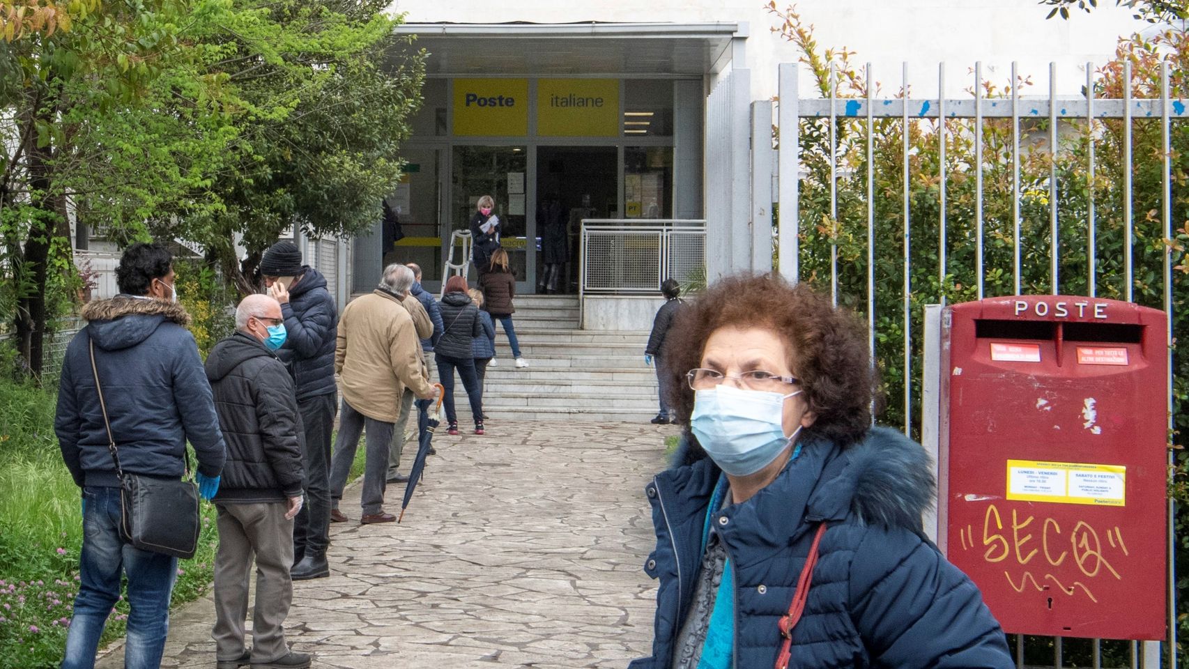 Colas en una oficina de correos en Roma