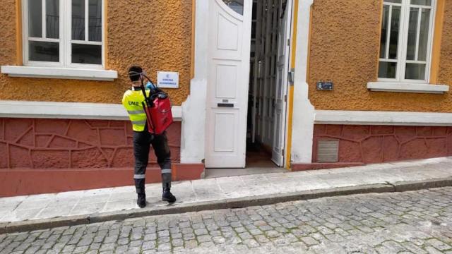 La UME durante las tareas de desinfección en la Cocina Económica de Ferrol
