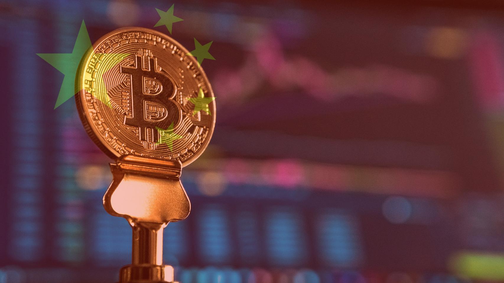 Montaje con una moneda Bitcoin y la bandera china.