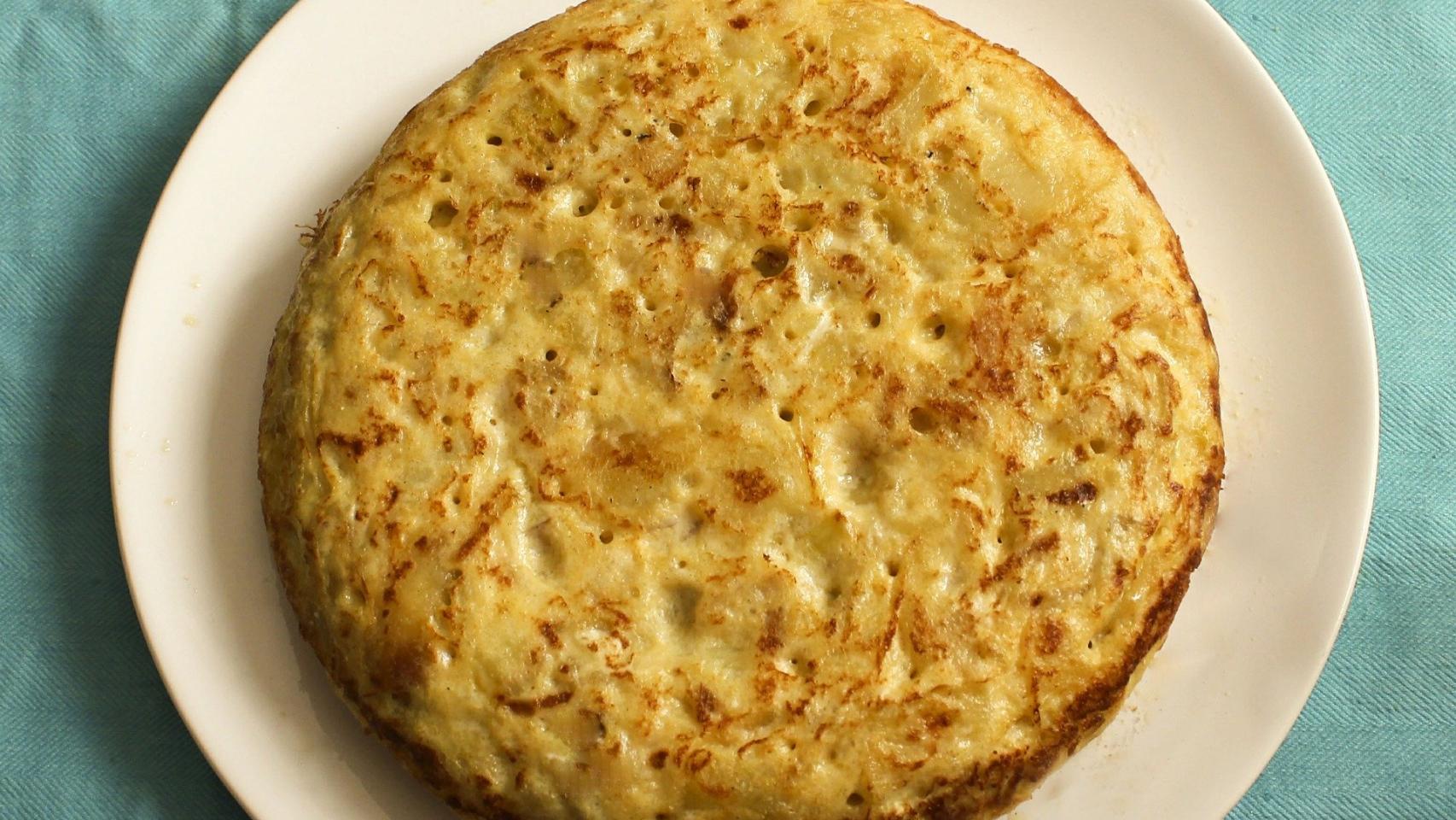 Una tortilla de patata redonda y dorada.