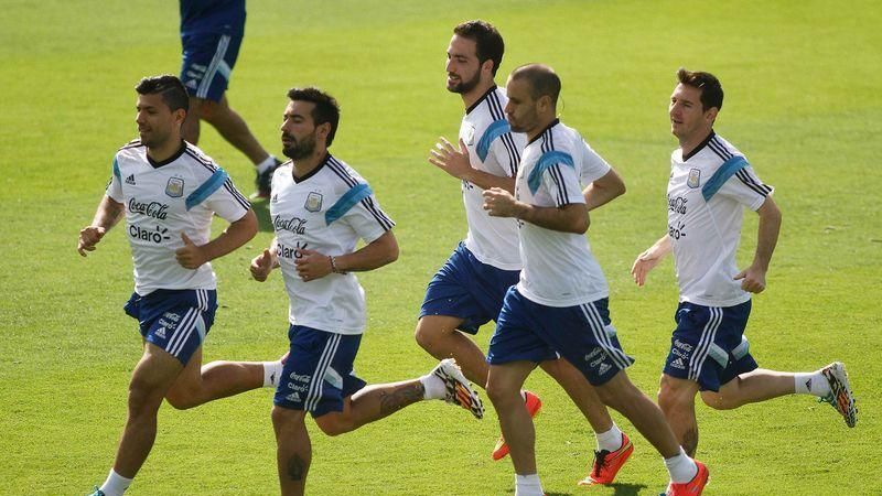 Agüero, Lavezzi, Higuaín, Mascherano y Messi, en un entrenamiento de la selección de Argentina