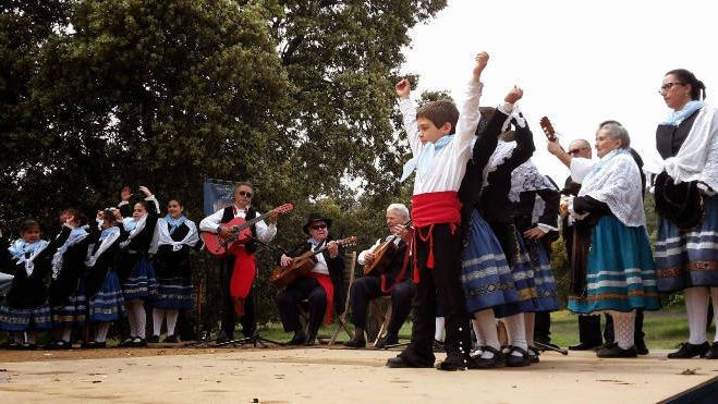 Emilia Urdiales junto a su grupo folclórico
