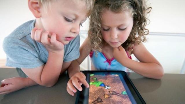 Niños jugando a un videojuego en una tablet