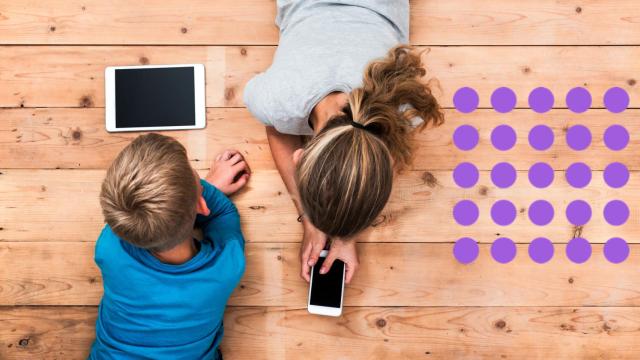 Dos menores con una tablet y un movil.