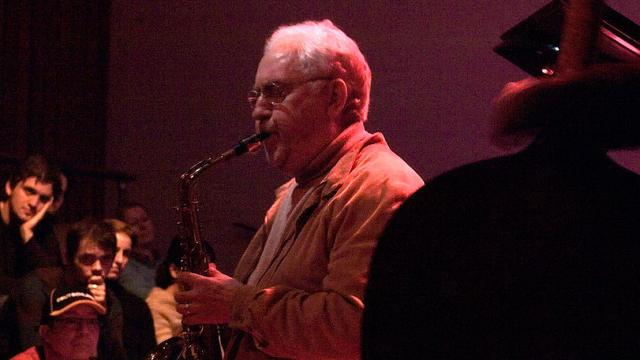 El saxofonista Lee Konitz en una foto de archivo de 2007.
