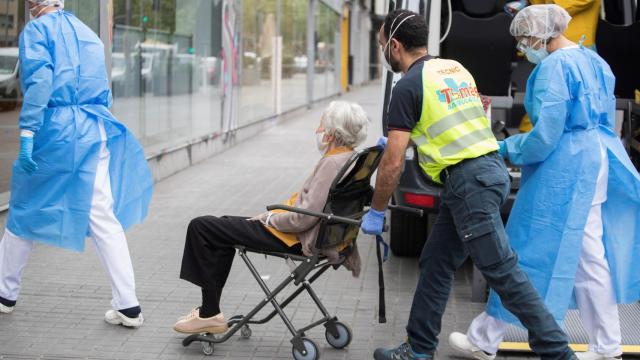 Traslado de una anciana a un centro ambulatorio.