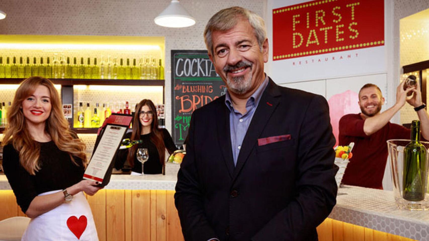 Carlos Sobera junto a los camareros de 'First Dates'.
