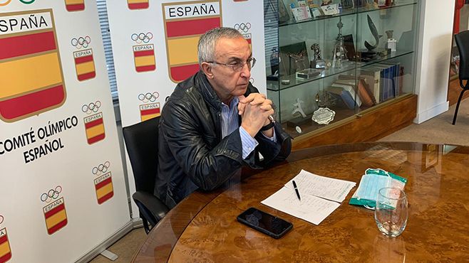Alejandro Blanco y las mascarillas donadas por el Comité Chino