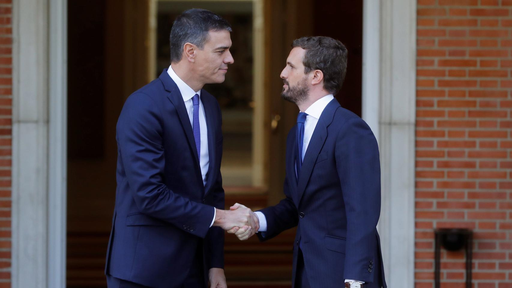 El presidente del Gobierno, Pedro Sánchez, y Pablo Casado en una imagen de archivo.