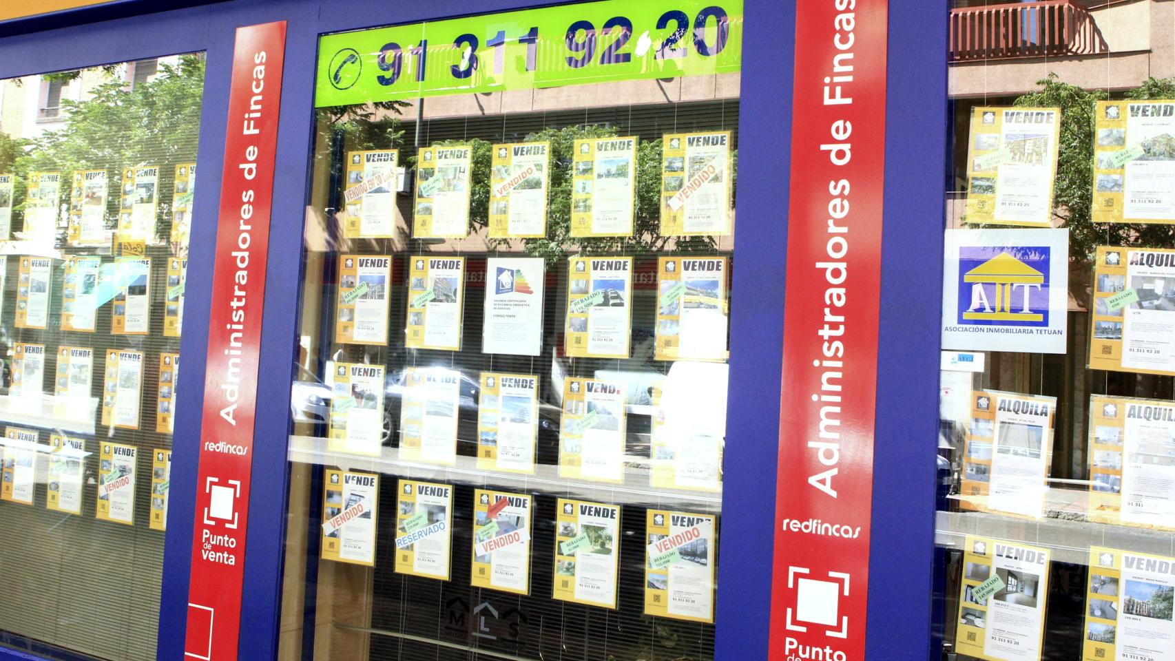 Vista de un escaparate de una inmobiliaria en Madrid, con anuncios de pisos en venta.