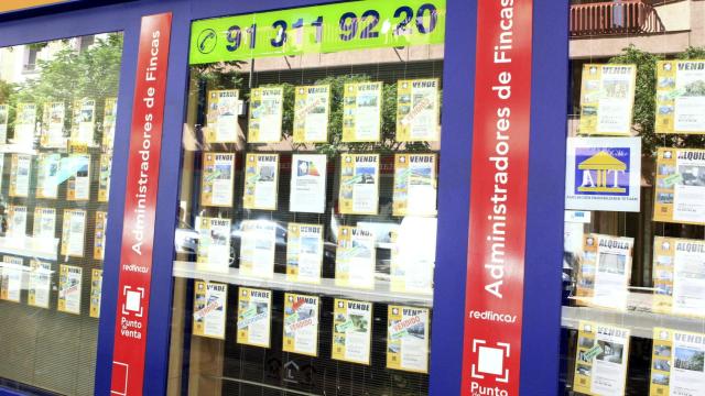 Vista de un escaparate de una inmobiliaria en Madrid, con anuncios de pisos en venta.