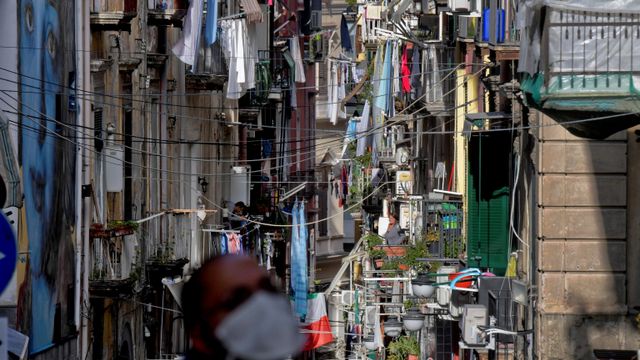 Un hombre con mascarilla camina por las calles de Nápoles