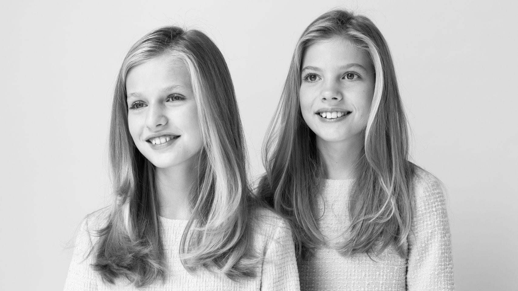 La princesa Leonor y la infanta Sofía, en su posado oficial de Casa Real.