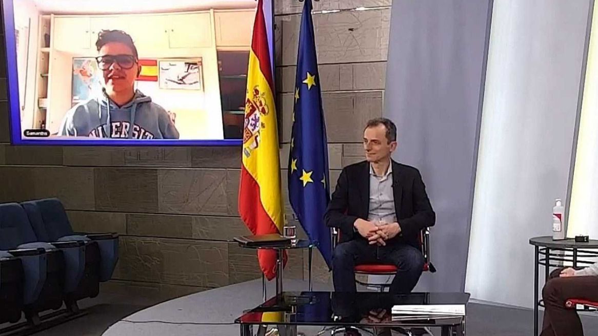 Simón y Duque respondien las preguntas de los menores.