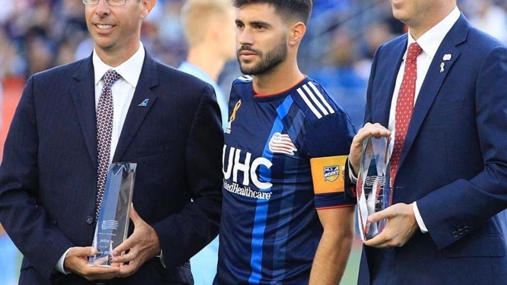 Carles Gil recibiendo el premio a fichaje del año de la temporada pasada