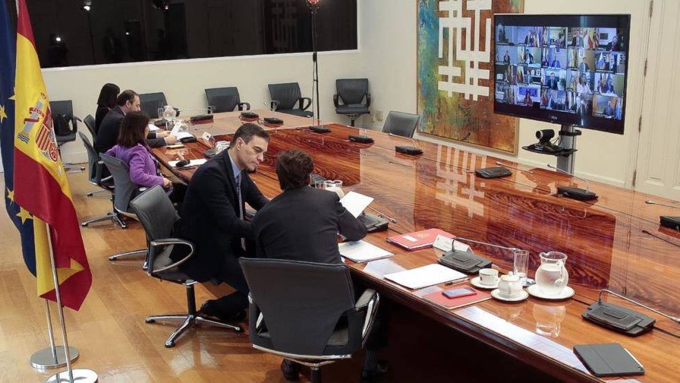 El presidente del Gobierno, Pedro Sánchez, en videoconferencia con los presidentes autonómicos el 19 de abril de 2020