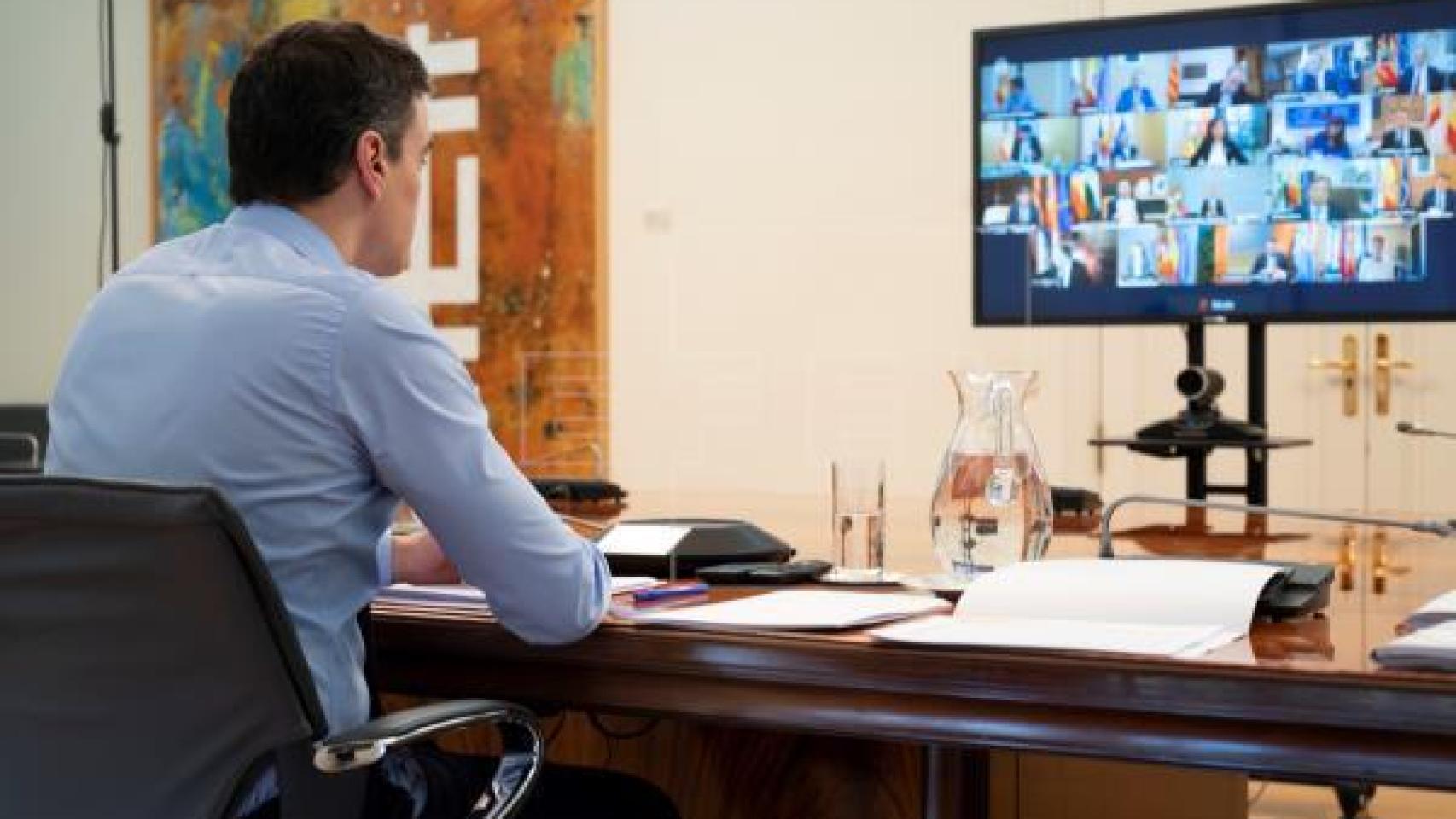 El presidente del Gobierno, Pedro Sánchez, en videoconferencia con los presidentes autonómicos.