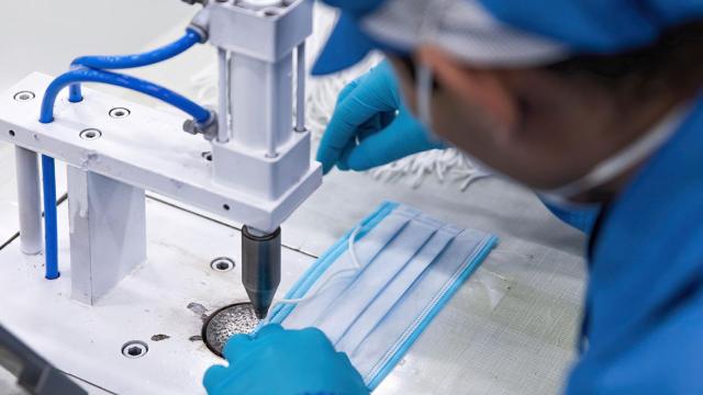 Proceso de elaboración de una mascarilla durante la pandemia por COVID-19.