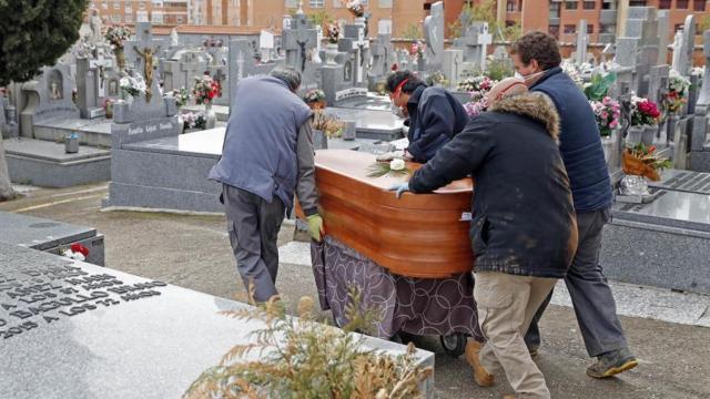Entierro de una víctima del covid-19 el Cementerio Parroquial Nuestra Señora La Antigua,  en el madrileño distrito de Vicálvaro.