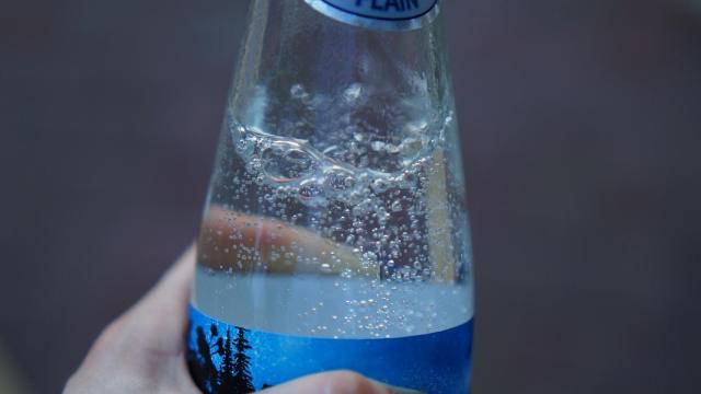 ¿Es bueno beber agua con gas cada día?
