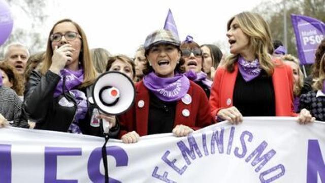 Carmen Calvo y la esposa del presidente del Gobierno, en una manifestación del 8M.