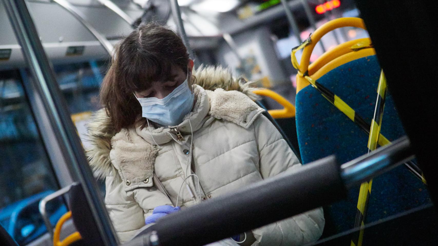 Imagen de una mujer en un autobús.