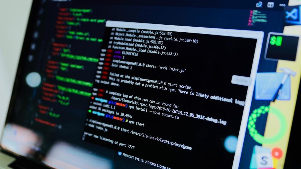 Pantalla de ordenador con código