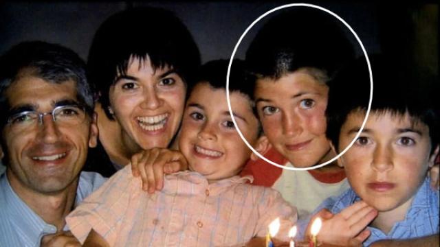 De izquierda a derecha: Enrique Álvarez (el padre), María Belón (la madre), Simón (el menor), Lucas (el mayor) y Tomás.