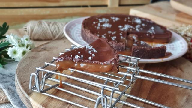 Corte de la tarta de chocolate y caramelo