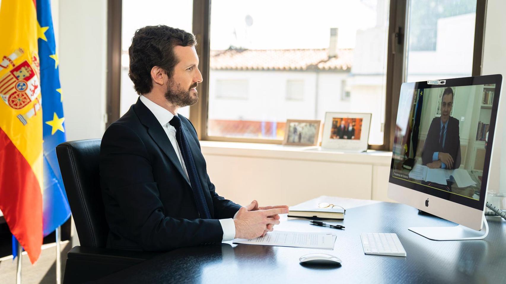 El presidente del PP, Pablo Casado, en videoconferencia con el presidente del Gobierno, Pedro Sánchez.
