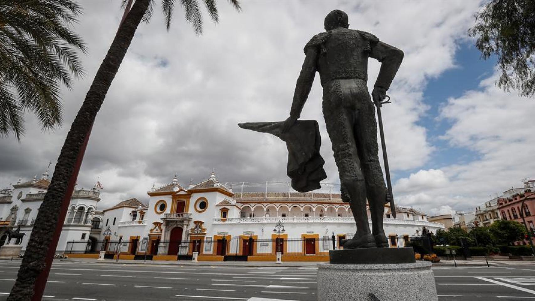 Plaza de toros de la Real Maestranza de Sevilla desde la escultura del diestro Pepe Luis Vázquez.