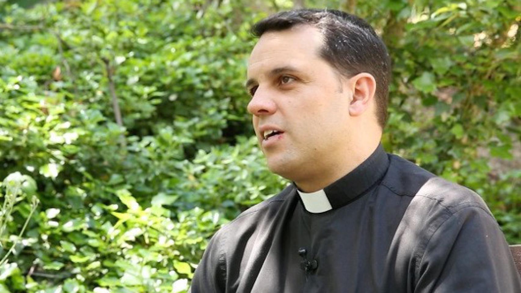 sacerdote-julian