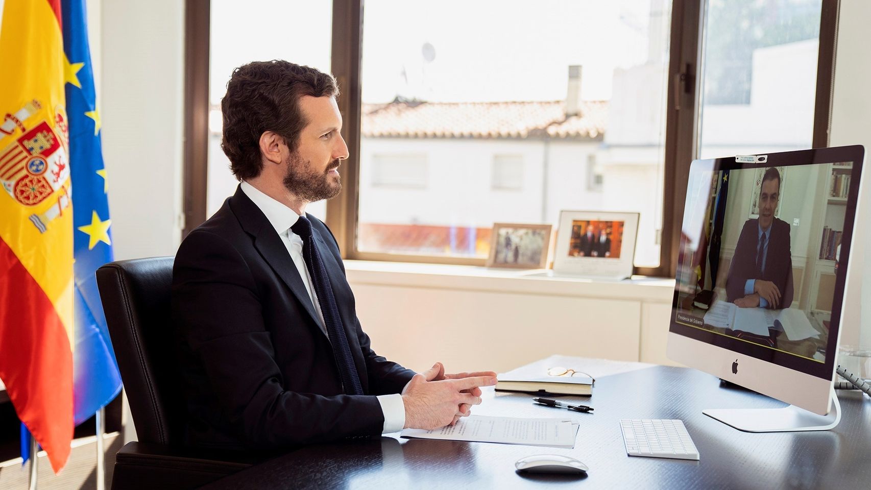 El líder del Partido Popular, Pablo Casado, durante su reunión telemática con Pedro Sánchez este lunes.