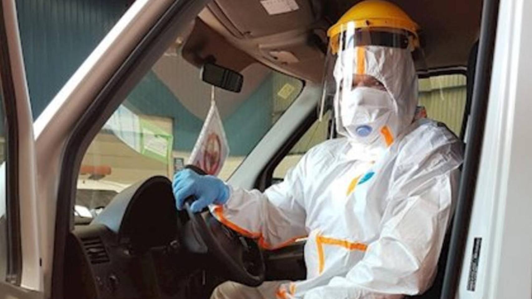 Un conductor de ambulancia, protegido con un EPI. Imagen de recurso