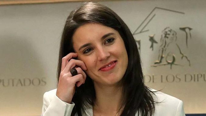 Irene Montero, en una rueda de prensa en el Congreso./