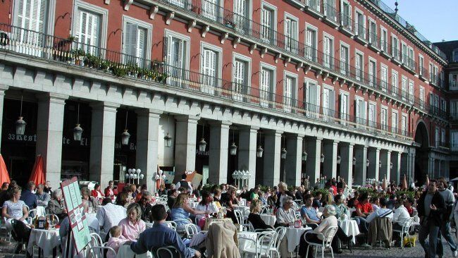 Turistas y madrileños en una terraza de la Plaza Mayor.