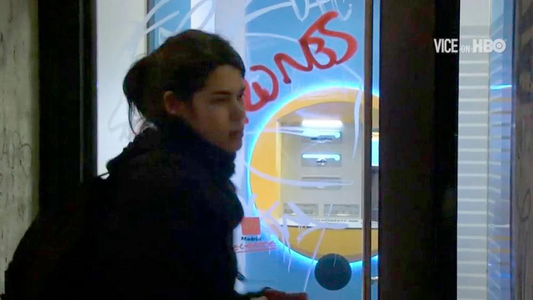 Isabel Serra, en el reportaje donde se le ve saboteando cajeros, emitido en 2013.