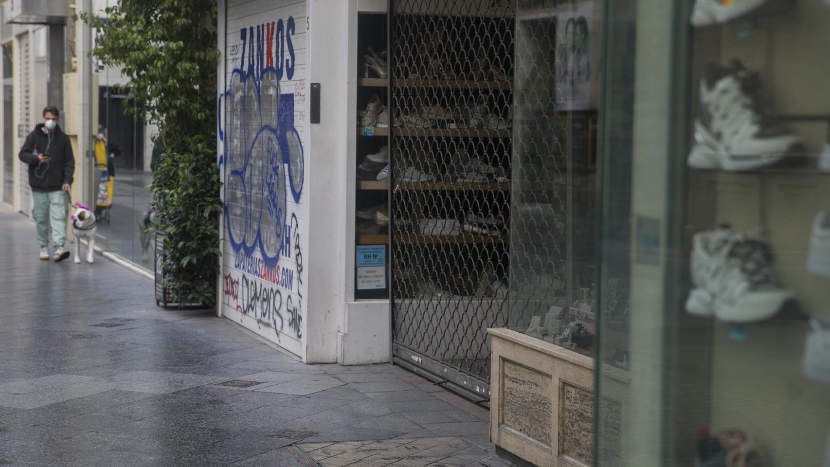 Calles comerciales del centro de Sevilla con las tiendas cerradas por el estado de alarma.