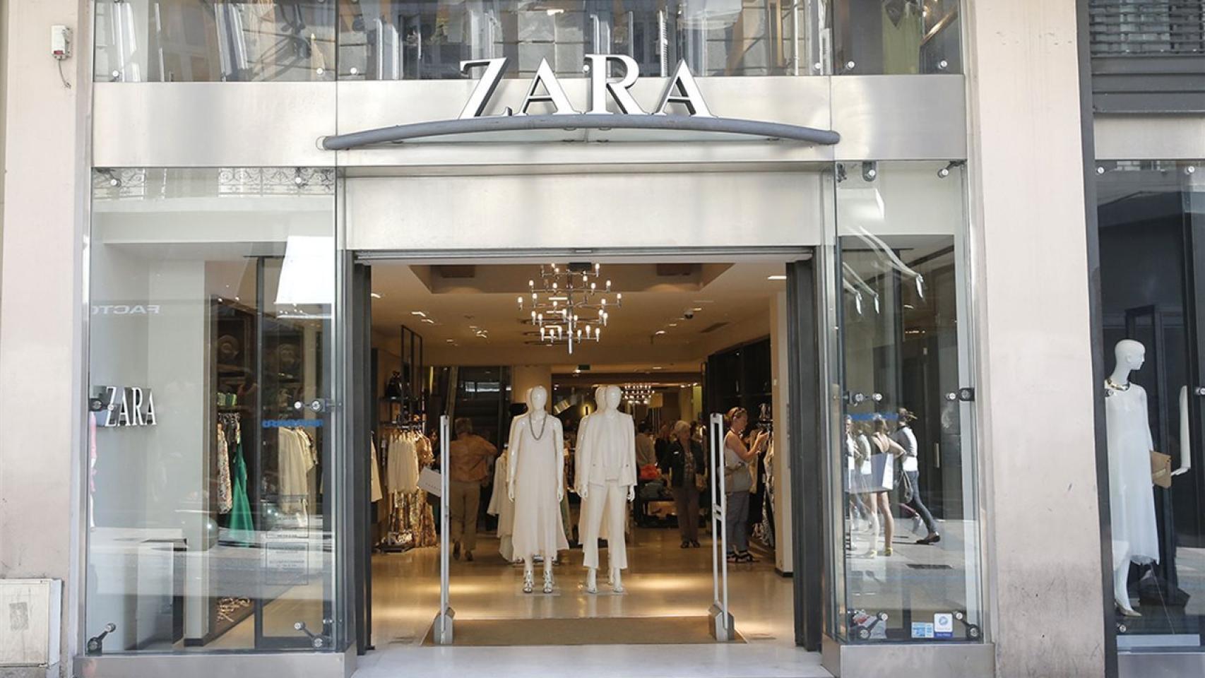 Entrada a una de las tiendas del grupo Inditex.