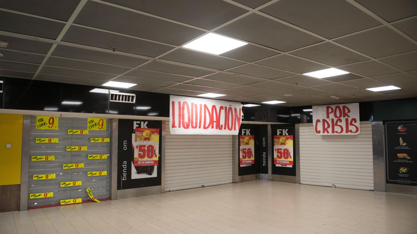 El intercambiador de Avenida América (Madrid) con las tiendas cerradas.