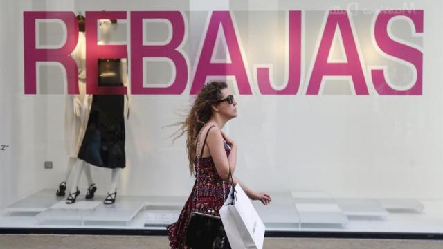 Un cartel de rebajas en una imagen de archivo.