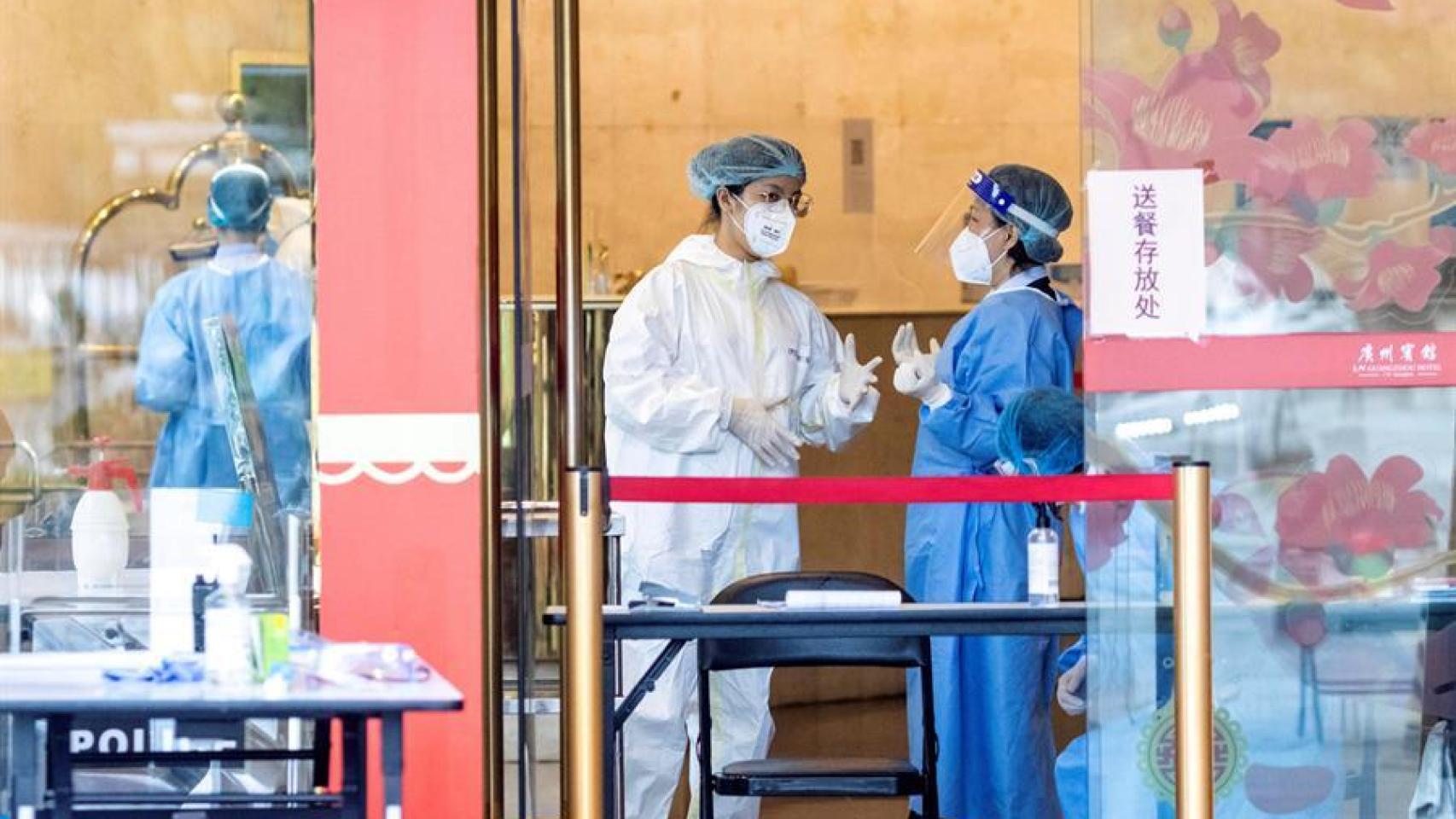 Personal de seguridad controlando el acceso a un hotel de Guangzhou.
